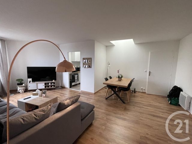 Appartement F2 à vendre - 2 pièces - 55.37 m2 - EVRY - 91 - ILE-DE-FRANCE - Century 21 Eureka